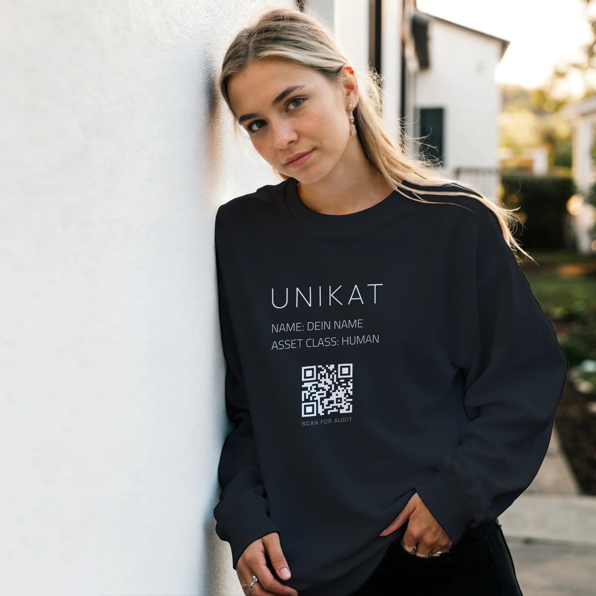 Hinweis zum Bild: Um Ressourcen zu schonen und Überproduktion zu vermeiden, nutzen wir für unsere Unikate digitale, KI-generierte Produkt-Visualisierungen. Dein Kleidungsstück wird erst nach der Bestellung real für dich bedruckt