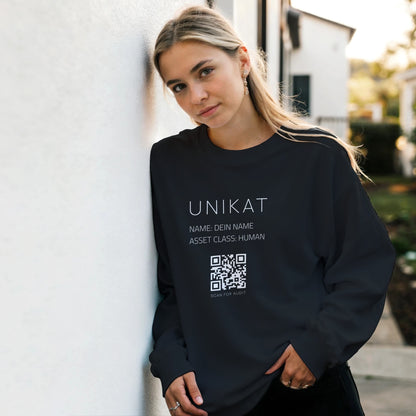 Hinweis zum Bild: Um Ressourcen zu schonen und Überproduktion zu vermeiden, nutzen wir für unsere Unikate digitale, KI-generierte Produkt-Visualisierungen. Dein Kleidungsstück wird erst nach der Bestellung real für dich bedruckt