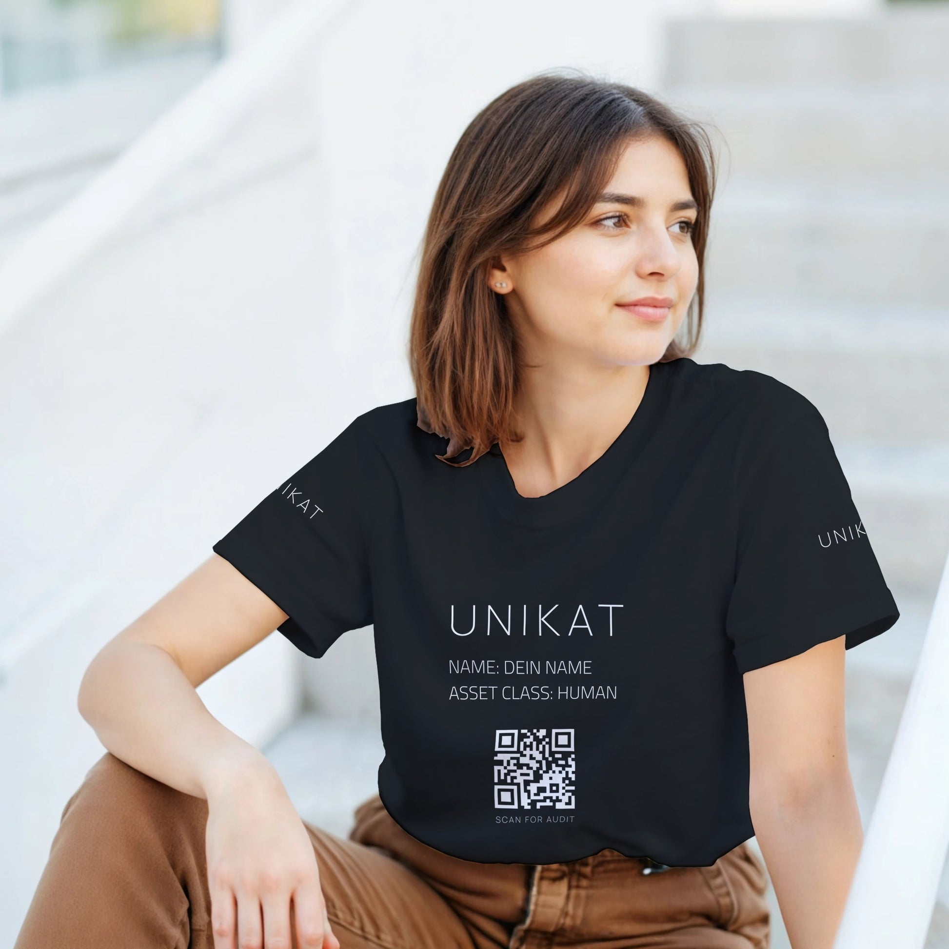 Hinweis zum Bild: Um Ressourcen zu schonen und Überproduktion zu vermeiden, nutzen wir für unsere Unikate digitale, KI-generierte Produkt-Visualisierungen. Dein Kleidungsstück wird erst nach der Bestellung real für dich bedruckt