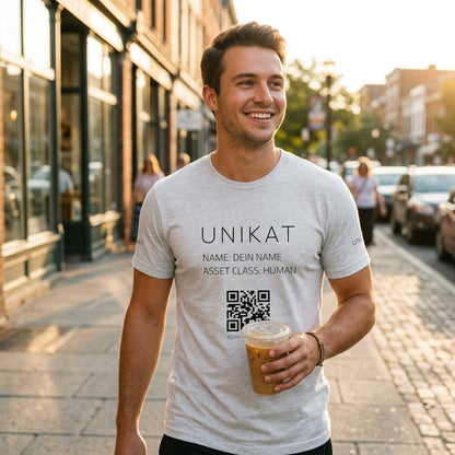 Hinweis zum Bild: Um Ressourcen zu schonen und Überproduktion zu vermeiden, nutzen wir für unsere Unikate digitale, KI-generierte Produkt-Visualisierungen. Dein Kleidungsstück wird erst nach der Bestellung real für dich bedruckt