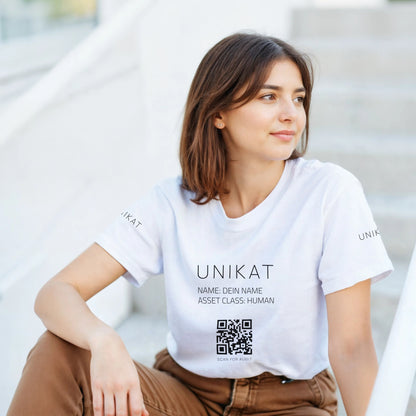 Hinweis zum Bild: Um Ressourcen zu schonen und Überproduktion zu vermeiden, nutzen wir für unsere Unikate digitale, KI-generierte Produkt-Visualisierungen. Dein Kleidungsstück wird erst nach der Bestellung real für dich bedruckt