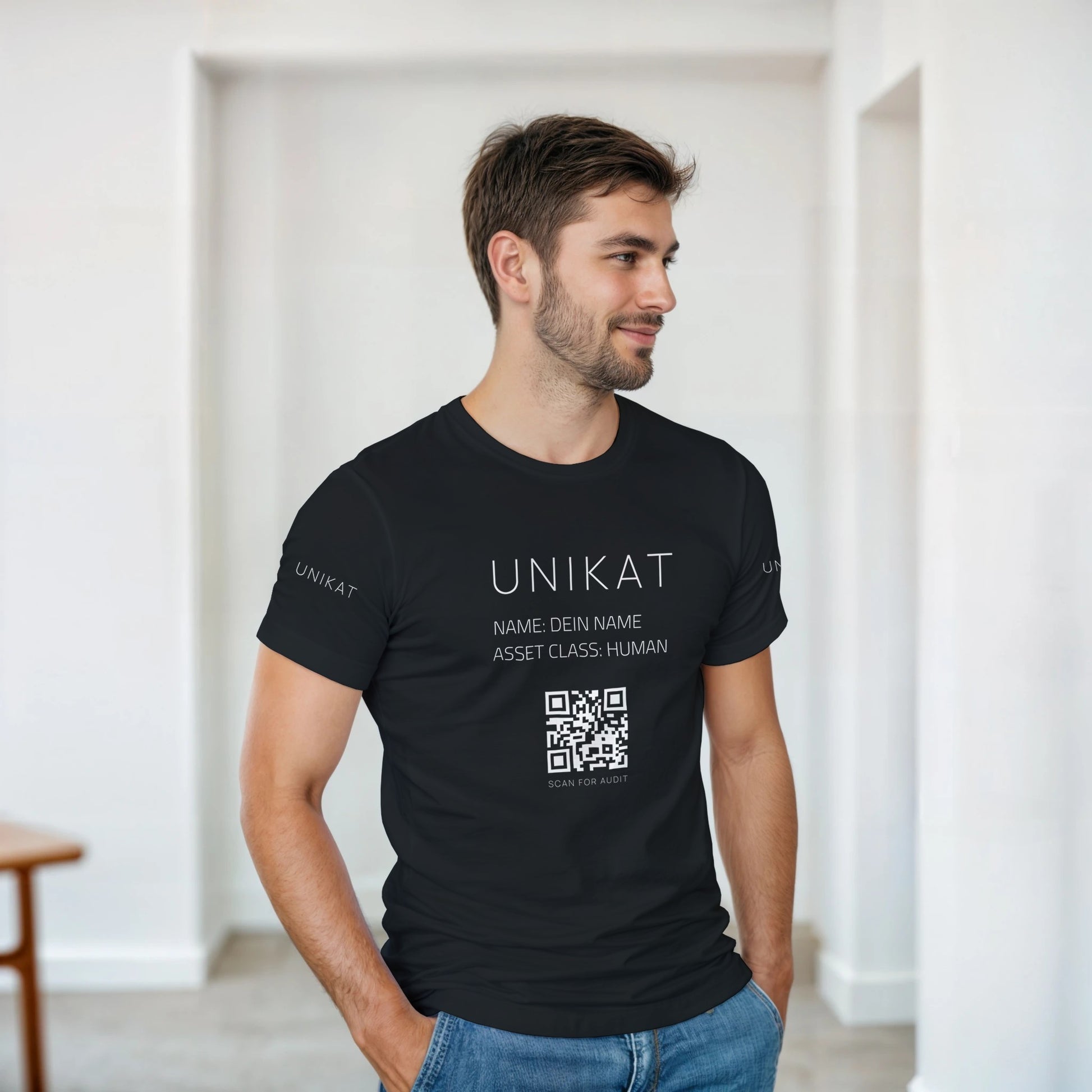 Hinweis zum Bild: Um Ressourcen zu schonen und Überproduktion zu vermeiden, nutzen wir für unsere Unikate digitale, KI-generierte Produkt-Visualisierungen. Dein Kleidungsstück wird erst nach der Bestellung real für dich bedruckt